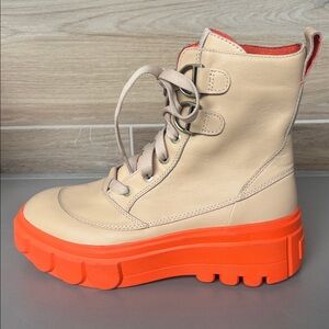Sorel Waterproof Lace-Up Rain Boots Tan Orange Sole Women’s Size 9